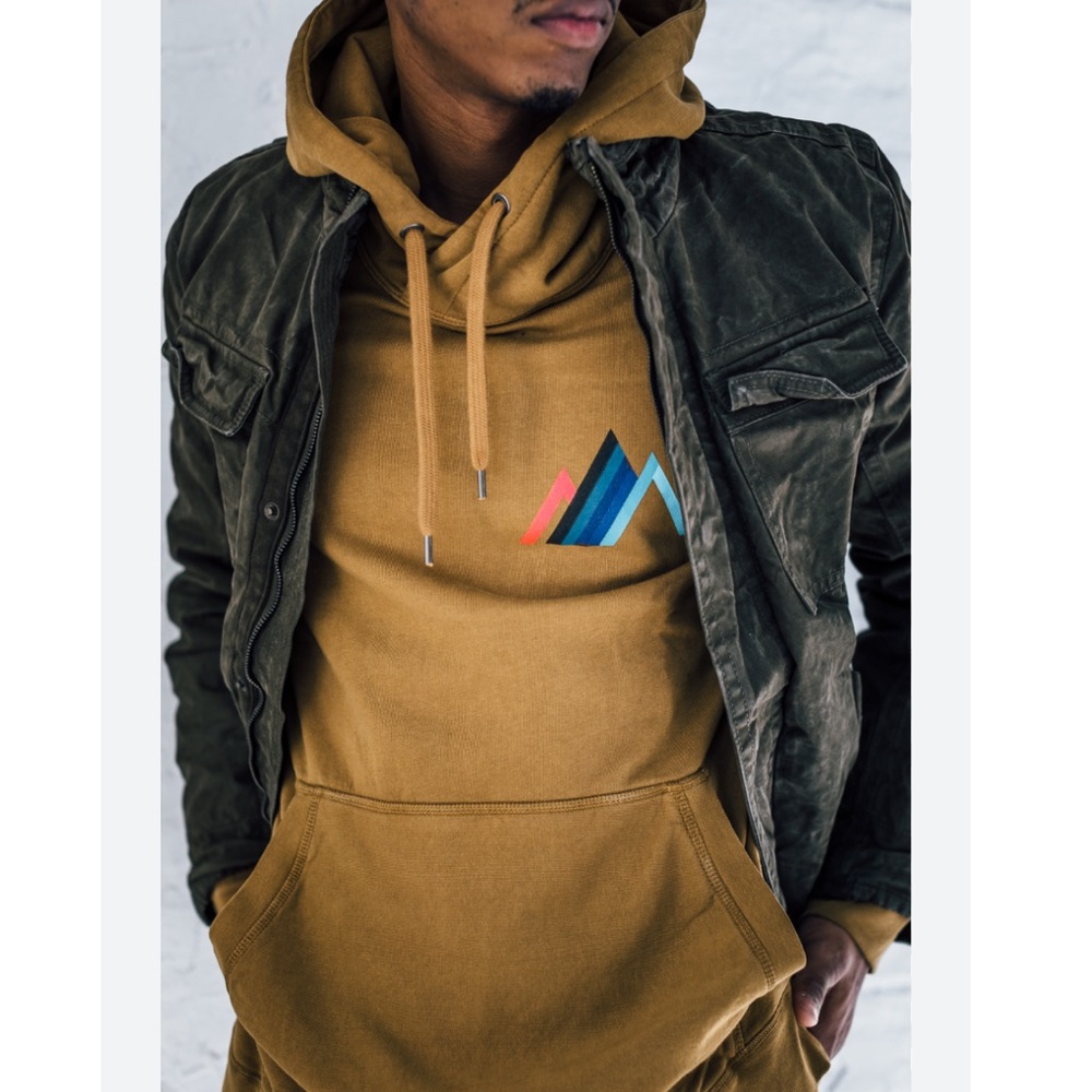 American Eagle Men’s mountain peak tan vintage style sweatshirt